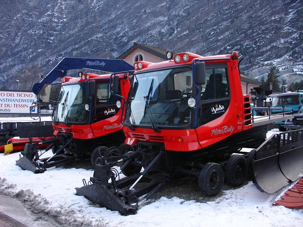 Escavatore in esposizione a Cevio