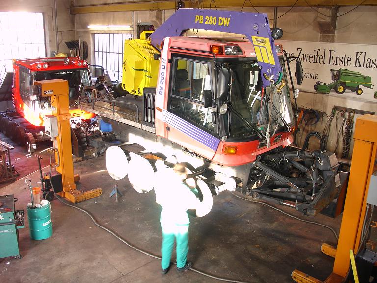 Manutenzione escavatore Kaiser in officina