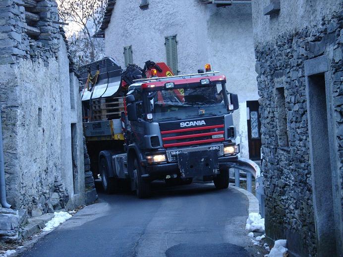 Convoglio trasporto battipista sulle strade alpine