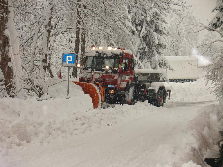 SCANIA P124 con fresa ZAUGG durante sgombero neve